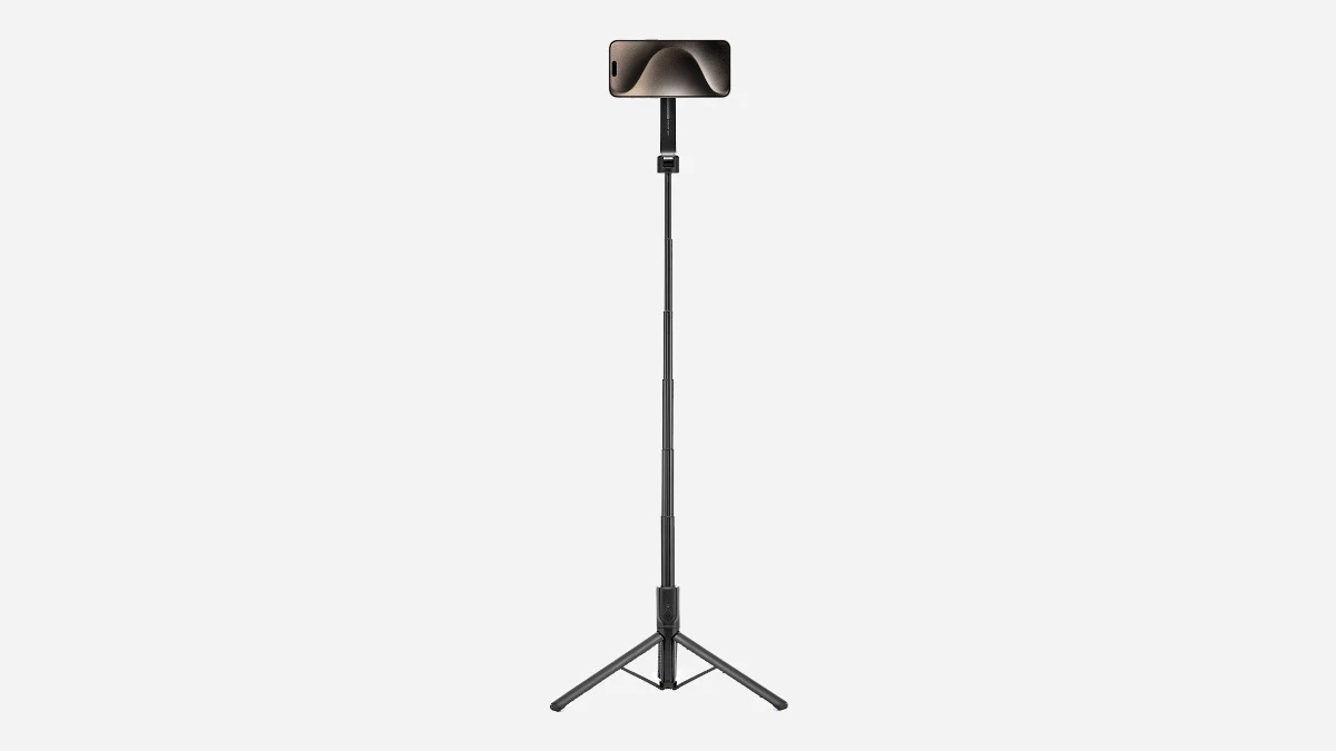 Trepied Spigen S580W MagFit desfăcut, cu telefonul prins magnetic în capul selfie stick-ului