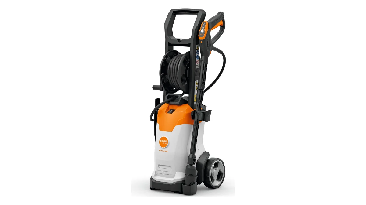 Aparatul de spălat cu presiune STIHL RE 100.0 PLUS CONTROL, alb cu portocaliu, cu tamburul de furtun și roți, văzut din trei sferturi