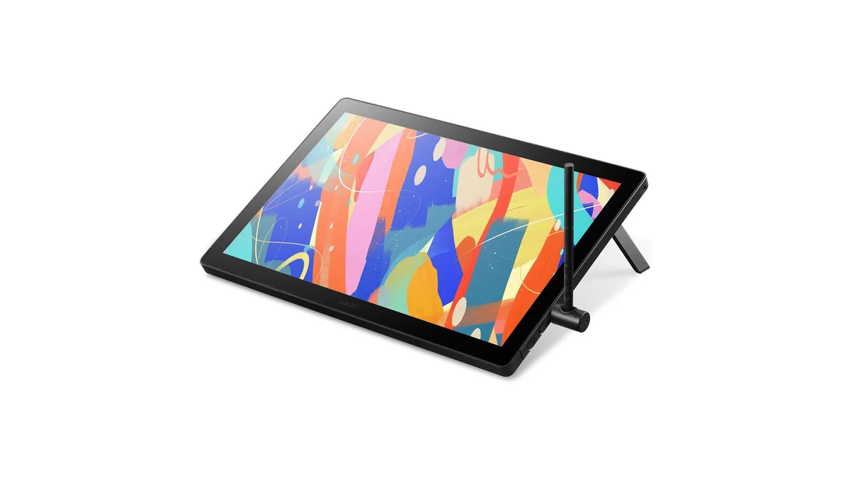 Ecranul interactiv Wacom Cintiq 16 (2025) pornit, înclinat pe picioarele integrate, văzut din trei sferturi