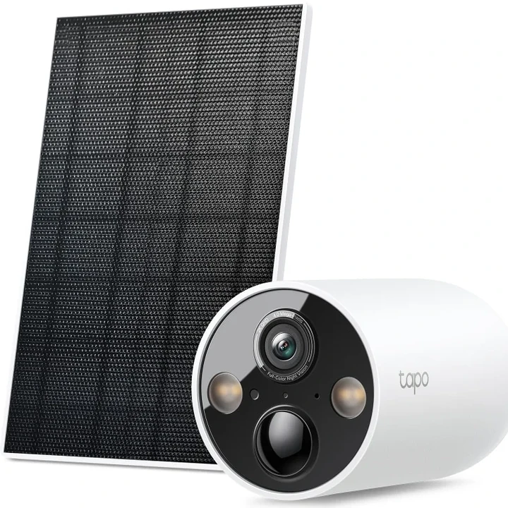 Camera Tapo C425 în fața panoului solar din kitul Tapo C425 KIT, pe fundal alb