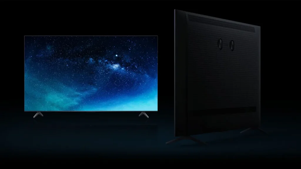 Televizorul TCL 55C6K Mini LED văzut din față, cu un cer înstelat pe ecran, alături de spatele lui negru, într-o cameră întunecată