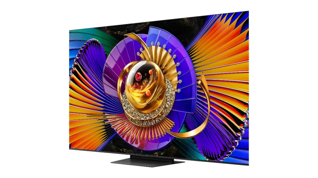 Televizor TCL 55C7L SQD-Mini LED de 55 inch, văzut din unghi, pe standul original