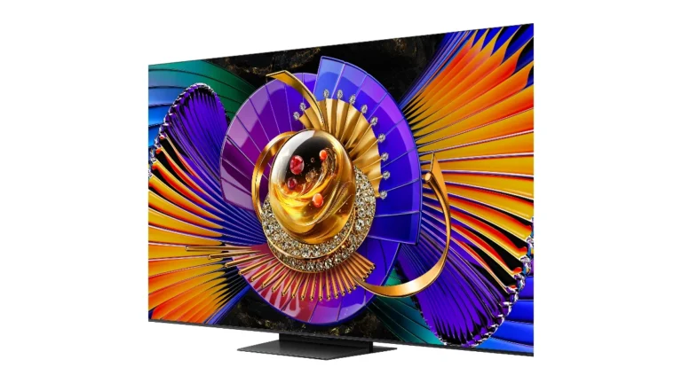 Televizor TCL 55C7L SQD-Mini LED de 55 inch, văzut din unghi, pe standul original