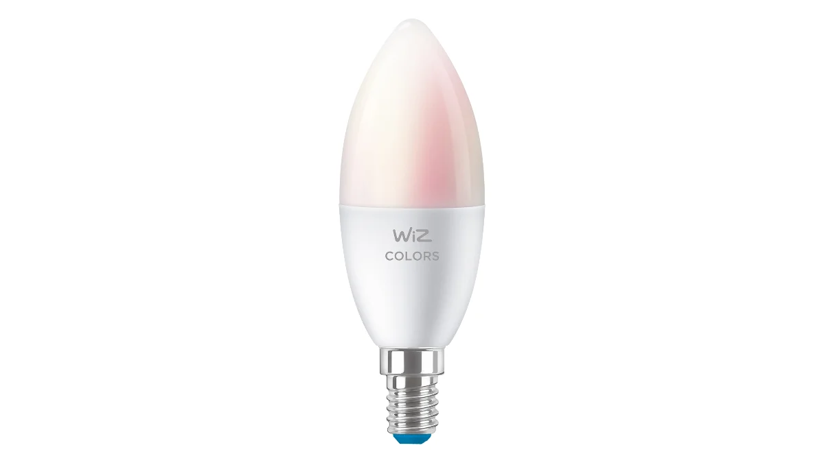 Becul smart WiZ Connected Colors în formă de lumânare, cu soclu E14, aprins în nuanțe calde, pe fundal alb