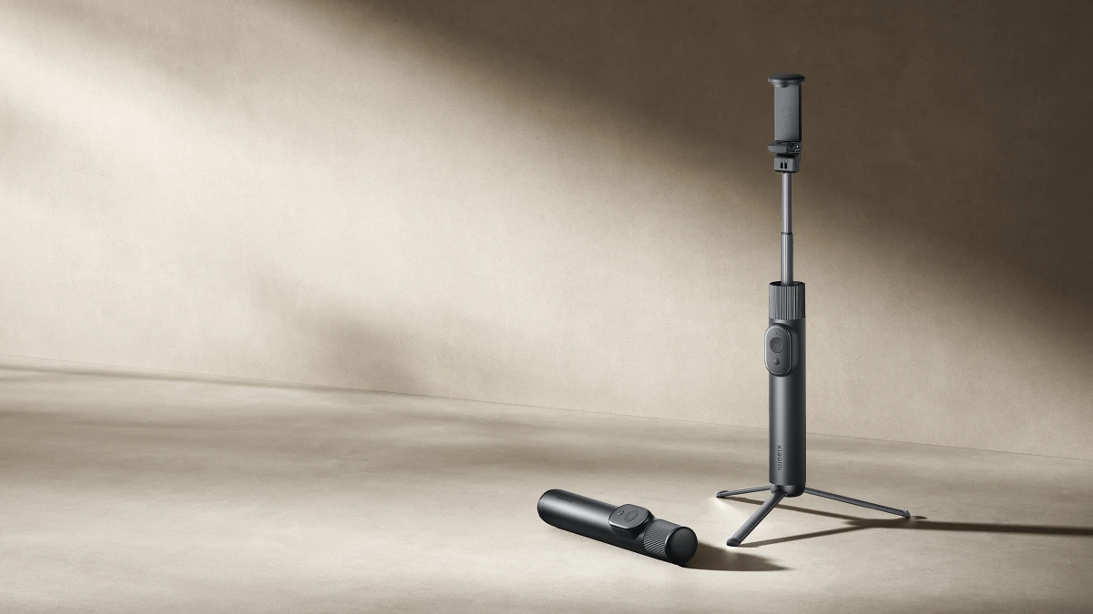 Xiaomi Selfie Stick Tripod Mini deschis ca trepied pe o suprafață plată