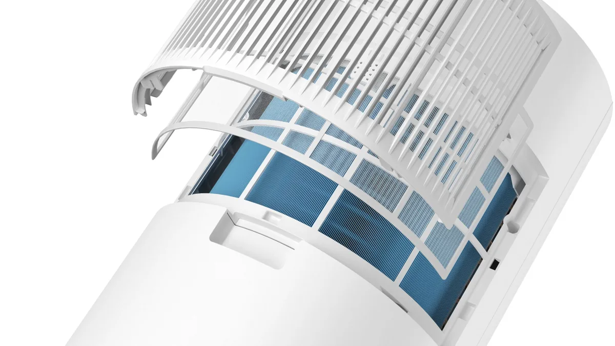 Grila laterală a dezumidificatorului Xiaomi Smart Dehumidifier Lite deschisă, cu filtrul lavabil și evaporatorul albastru vizibile