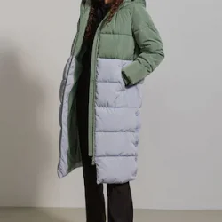 imagine cu model purtând geaca Y.A.S. parka lunga cu vatelina