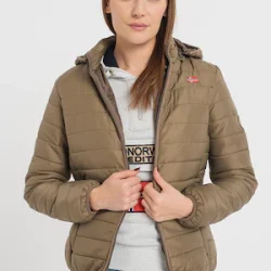 Model purtând o geacă Geo Norway Atika, Kaki cu glugă detașabilă.