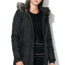 Model purtând o geacă Only pentru femei cu glugă și garnitură de blană sintetică, negru.